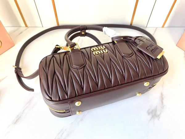 スーパーコピーブランドバッグ側面デザイン